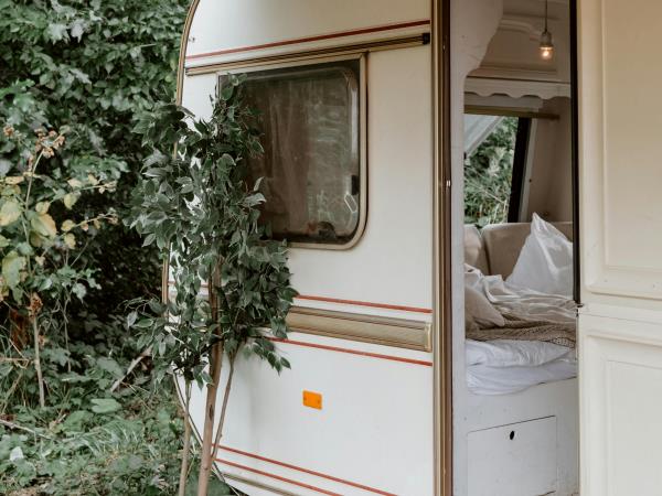 Caravan in het bos