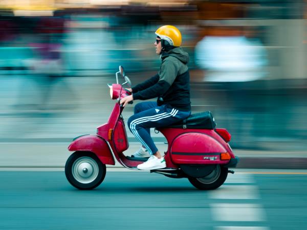 man op scooter rijden