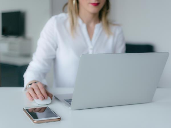 vrouw achter laptop verzekering afsluiten