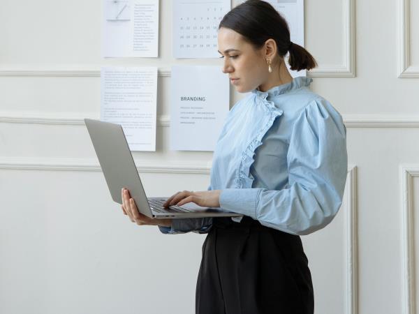 Vrouw met laptop in handen