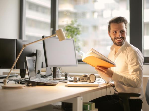 man op kantoor
