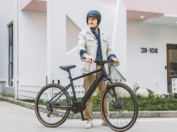 man en elektrische fiets