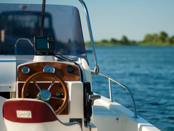 uitzicht vanuit boot bij stuur