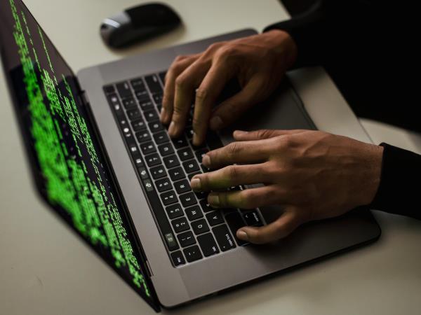  man achter laptop cyber 