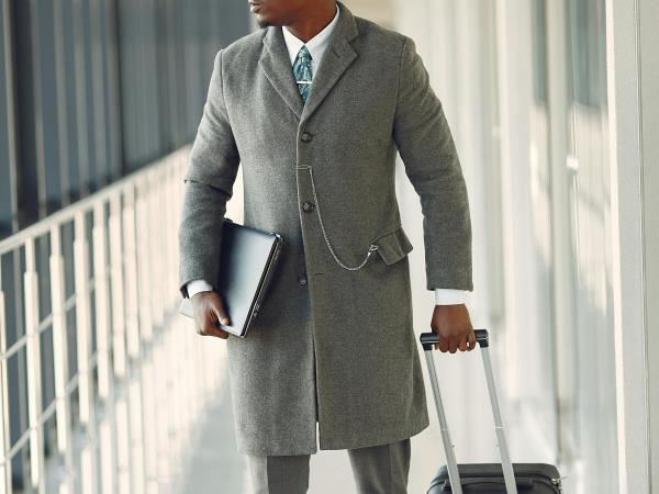 man op zakenreis met bagage