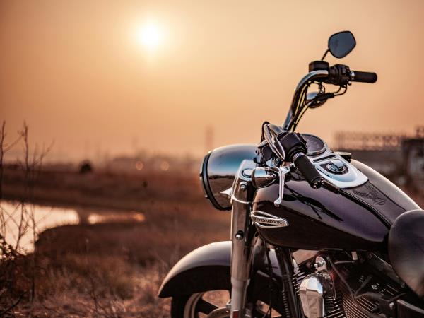 motor bij zonsondergang