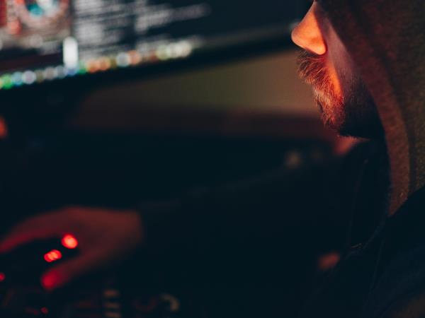 man hacker , kies voor cyberverzekering