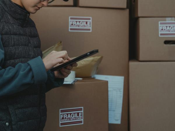 Vrouw sluit inventaris- en goederenverzekering af