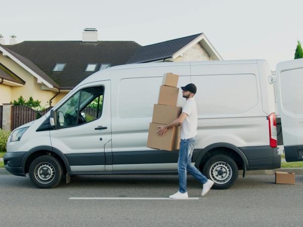 Bestelauto met pakketten