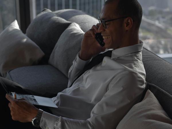 man belt met opstalverzekering VvE