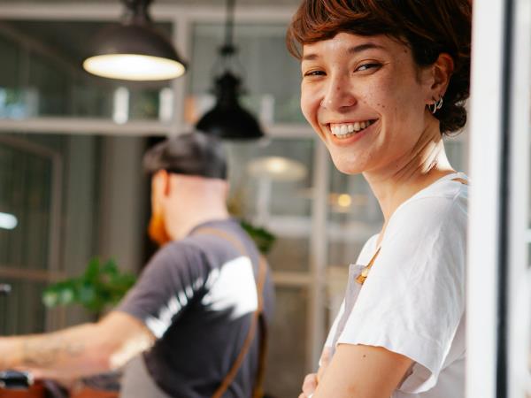 vrouw met beroep lacht 